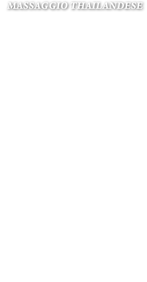 

 MASSAGGIO THAILANDESE
L’Arte della Salute

Il Nuad Bo-Rarn, Massaggio Terapeutico Thailandese, è un’ arte antica, che porta con sé tutta la dolcezza e la determinazione della terra d’oriente da cui trae origine, la Thailandia. 
La parola thailandese “Nuad” è spesso tradotta come “massaggio”, tuttavia, è molto diverso dalla manipolazione muscolare che solitamente associamo a questa parola nella pratica Occidentale. È molto più accurato mettere in relazione il Nuad Bo-Rarn, Massaggio Terapeutico Thailandese, con una tecnica  simile allo Yoga, in cui il cliente svolge solo un ruolo passivo. 
Il Nuad Bo-Rarn comprende una grande varietà di stretching e pressioni che sono combinati in schemi e strategie 

∞ per alleviare dolori muscolari e articolari, 
∞ problemi di salute legati all’apparato locomotorio e scheletrico, 
∞ per incrementare la consapevolezza corporea, 
∞ per mitigare gli stress emozionali e da lavoro, 
∞ per favorire  un buon sonno, 
∞ per ridurre i crampi muscolari,
∞ per migliorare le prestazioni atletiche, 
∞ per offrire supporto in momenti di transizione o di cambiamento, 
∞ per favorire l’aumento della stima personale, 
∞ per aiutare la concentrazione sia per lo studente che per il lavoratore, 
∞ per aumentare i risultati dello psicoterapia. 

Si lavora sulle linee energetiche e i relativi punti, non solo con le mani ma anche con i pollici, coi piedi e con i gomiti. 
I movimenti caratteristici del Nuad Bo-Rarn, aumentano la flessibilità, rilassano sia tensioni superficiali che profonde e quindi la naturale energia del corpo fluisce più liberamente. Sono movimenti ritmici attraverso i quali si favorisce uno stato di pace interiore e di riequilibrio energetico, rilassando il corpo e calmando la mente.
Parliamo quindi di un benessere olistico che comprende i sistemi corpo - mente e mente - cuore.  
Si pratica a terra su un materassino e il cliente veste in modo comodo, l’ambiente è tranquillo e il personale qualificato dalla nostra scuola.
