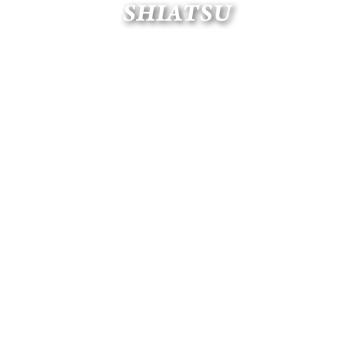 SHIATSU

Risalendo alla sua etimologia, la parola Shiatsu è composta dall'ideogramma SHI = dito e ATSU = pressione. 
Lo Shiatsu è una tecnica manuale basata sulle pressioni portate con pollici, palmi delle mani, gomiti e, in alcuni stili con nocche, ginocchia e piedi, che affonda le sue radici nelle forme di manipolazione e massaggio tradizionali orientali, come l'Amma, l'Anfa, il Tuina. 
Si differenzia, però, da queste forme (ed ecco perché non è corretto definirlo massaggio) per: 
Le pressioni che entrano in profondità senza scivolare sulla pelle e producono uno stimolo a cui l'organismo della persona trattata "risponde", recuperando e manifestando dal profondo le proprie risorse vitali; 
la staticità della pressione portata, che entra perpendicolarmente alla superficie del corpo trattata (non esistono, pertanto, nello shiatsu sfregamenti, impastamenti, manipolazioni vertebrali etc…). 
Lo shiatsu, quindi, stimola la capacità di auto-guarigione e produce un risveglio vitale favorisce il riequilibrio energetico, rilassa l’organismo e diminuisce lo stress. 
